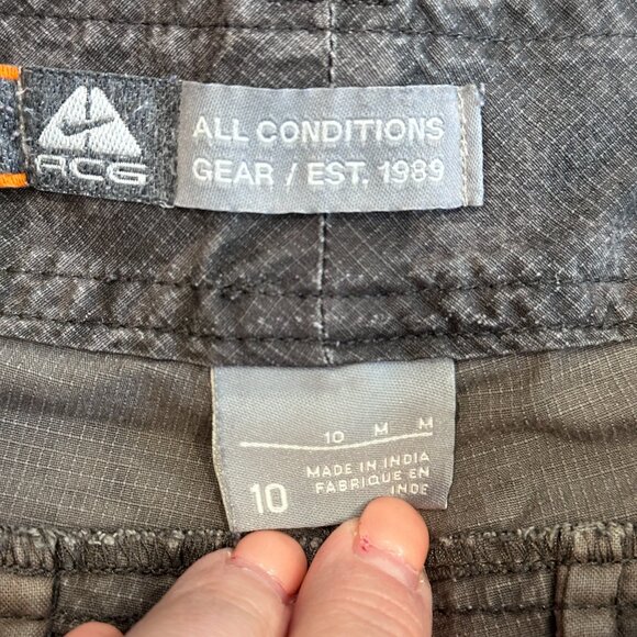 Nike ACG Pants Camo Cargo Capri Gray Ripstop Outdoors Athletic Camping Size 10 - Picture 2 of 12